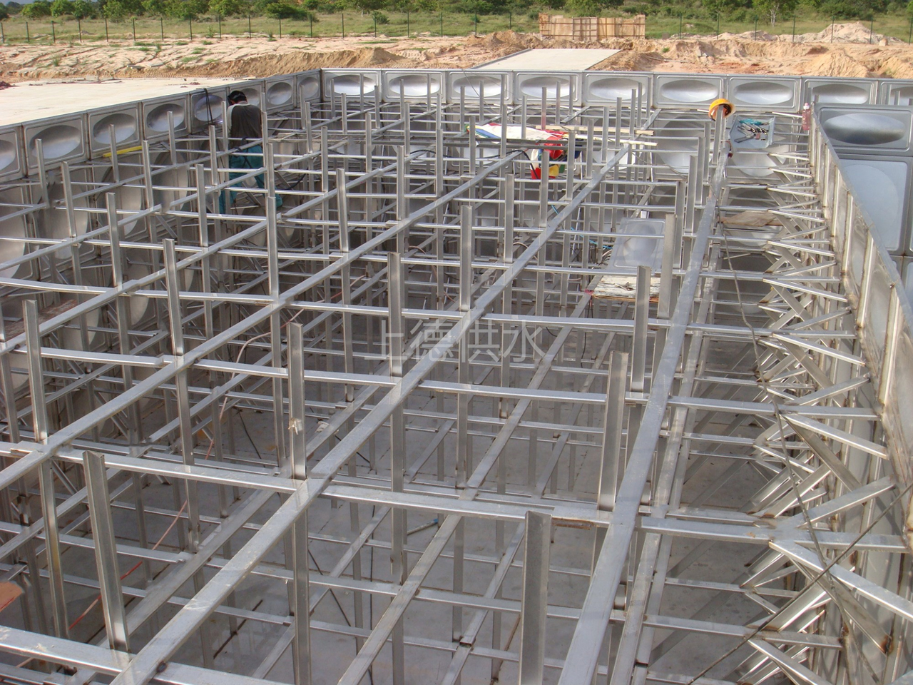 非洲安哥拉钢网厂水箱内部拉筋图.jpg